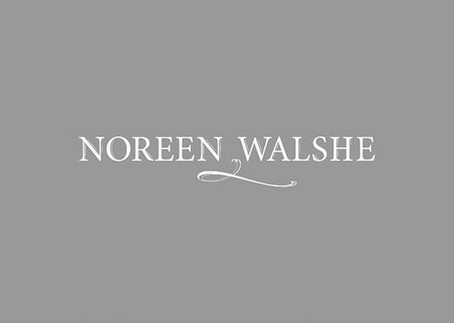 Logo de Noreen Walshe – version en niveau de gris sur fond gris