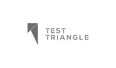 Logo de Test Triangle – version en niveau de gris sur fond gris